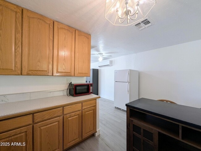 Building Photo - 2443 E Earll Dr