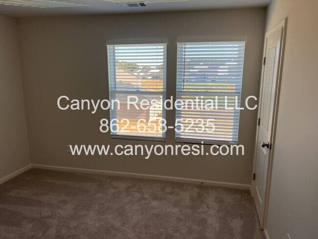 Building Photo - 535 Dayspring Dr