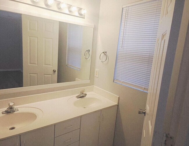 Building Photo - LOCATION, LOCATION, LOCATION! ONLY MINUTES TO WRIGHTSVILLE BEACH, CENTRAL TO ALL ILM HAS TO OFFER!!!