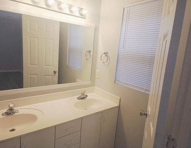 Building Photo - RENT SPECIAL! HAWTHORNE PARK GROUND LEVEL CONDO