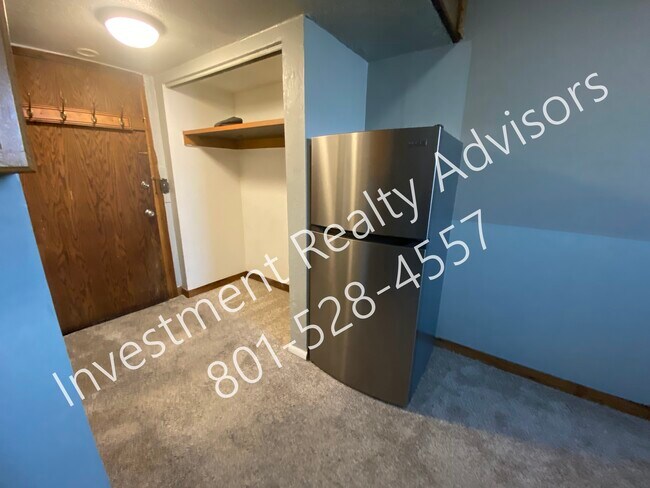 Building Photo - 222 W Broadway-N