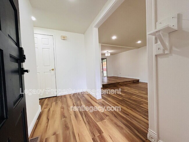 Building Photo - 493 Dahlia St