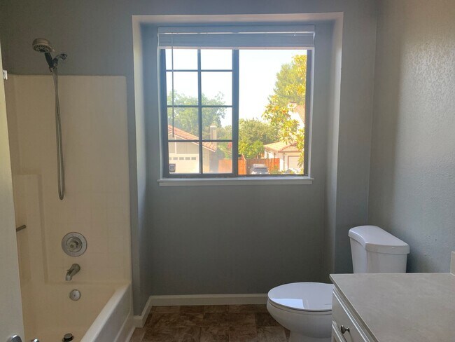 Building Photo - Desirable Brentwood Neighborhood!