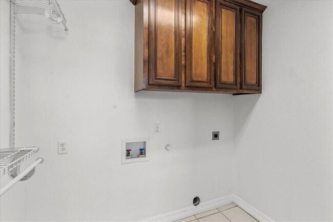 Building Photo - 3/2 Southside over 2000 sqft