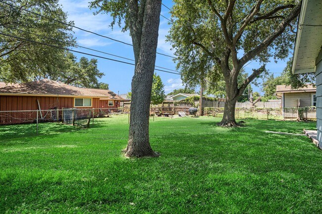 Building Photo - 6709 Fairway Dr