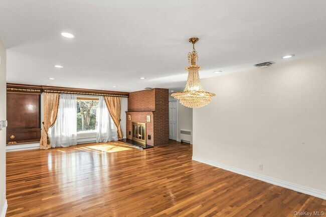 Building Photo - 260 Oak Ridge Ln