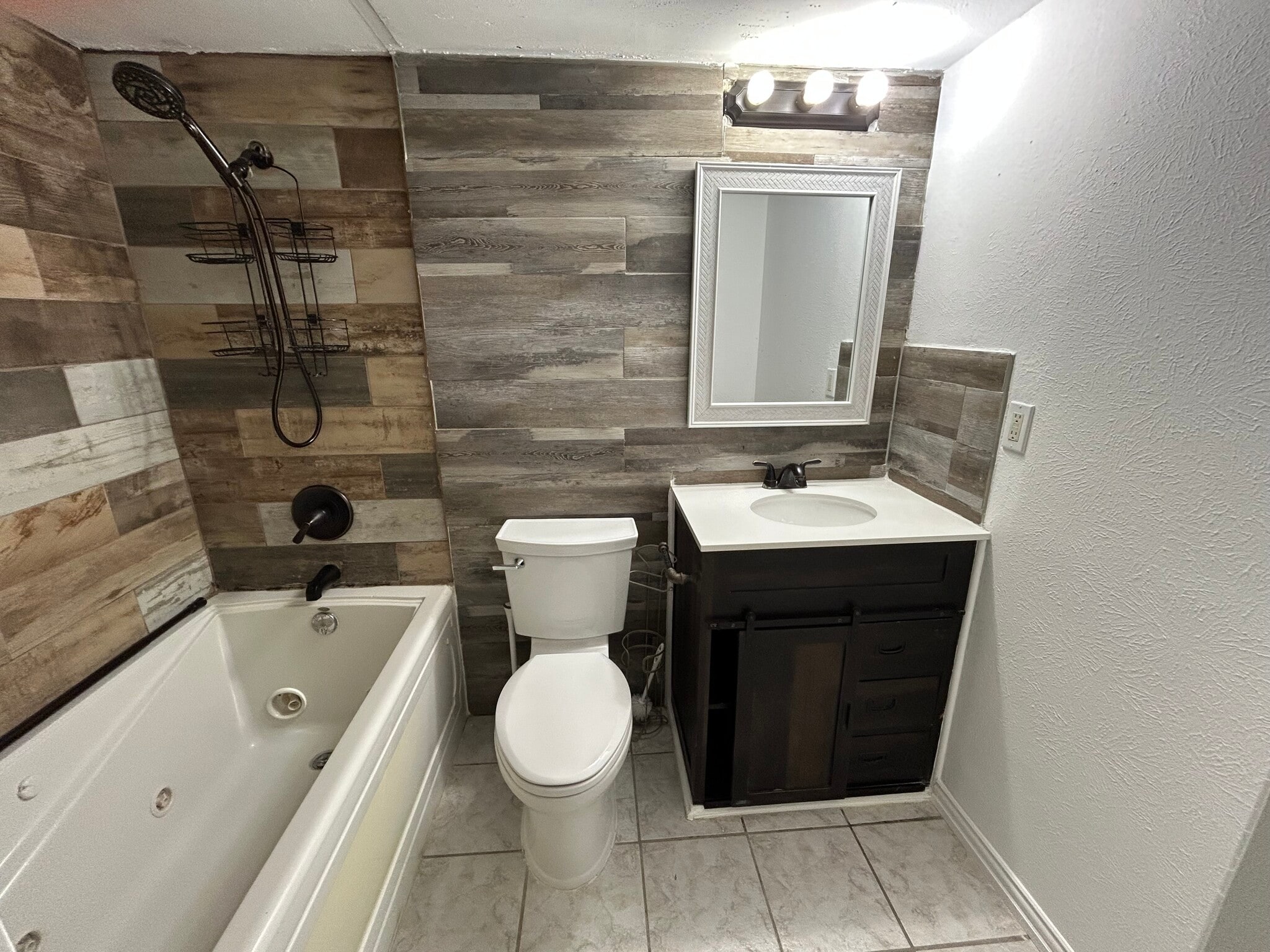 Master bath/jacuzzi - 4257 Caldwell Ave