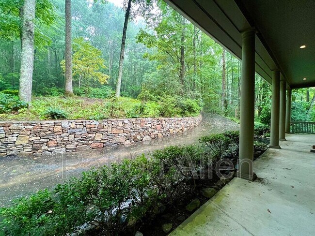 Building Photo - 9 Ravenwood Ln