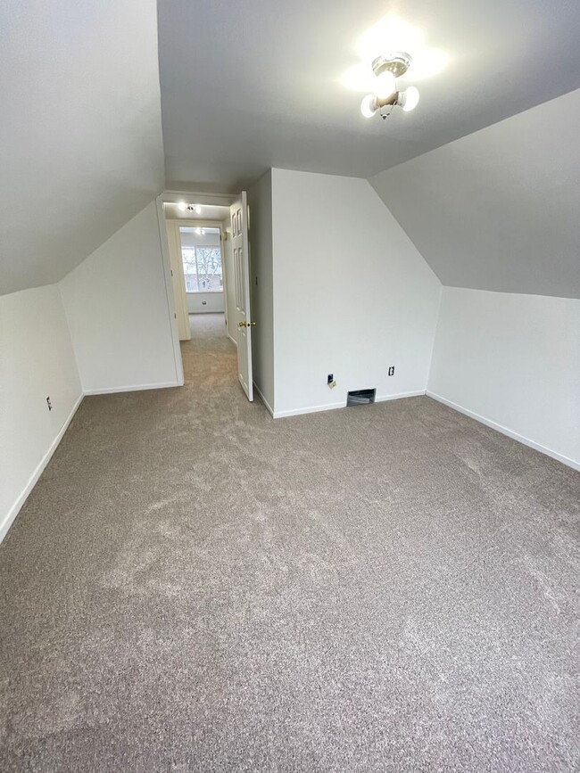 Building Photo - AVAILABLE NOW - New Renovation - 2 Bed 1 Bath