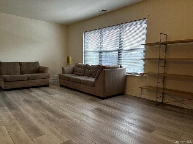 Building Photo - 10 Bailey Ct