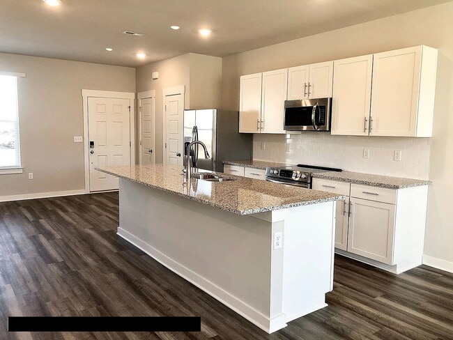 Building Photo - "Charming 3-Bed Townhouse with Granite Acc...
