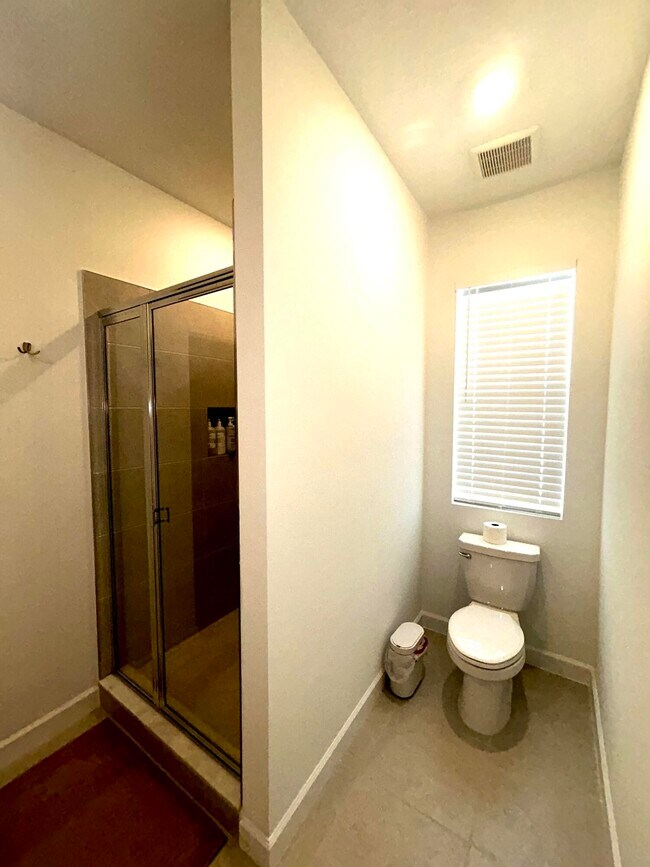 Building Photo - 317 SE Crossoak Ln