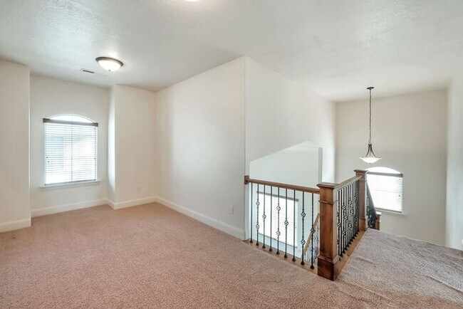 Building Photo - Beautiful Townhouse w attached 2 car garage in Orem