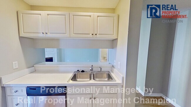 Building Photo - Spacious Upper Level Condo w/Open Floorplan and Split Bedrooms