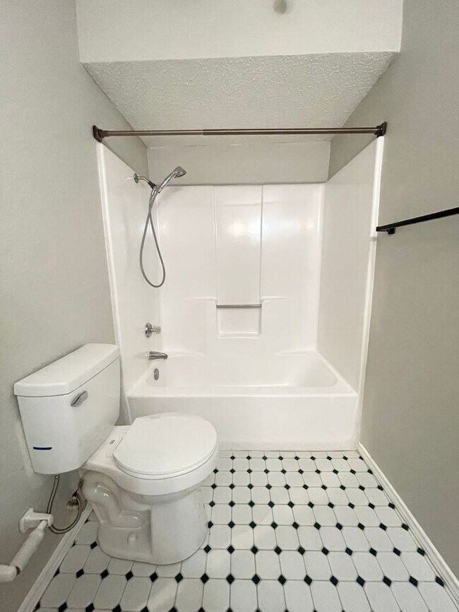 Building Photo - Available Now- 3/2 1 car garage 1 block fr...