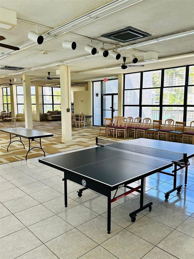 Building Photo - 800 Parkview Dr