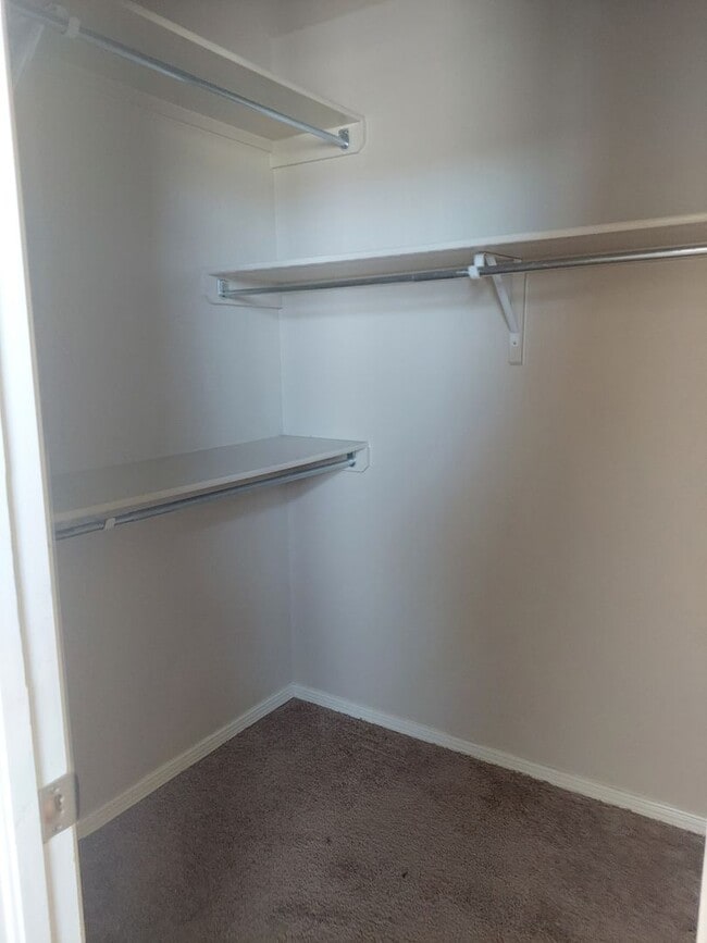 Building Photo - 3 bedroom 2 bathroom beautiful rental ! Available November