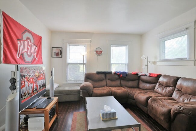 Building Photo - 5 Bedroom Quiet OSU North Campus private home