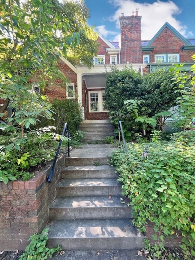Primary Photo - Great 4 BR 3 BA townhouse in great quiet s...