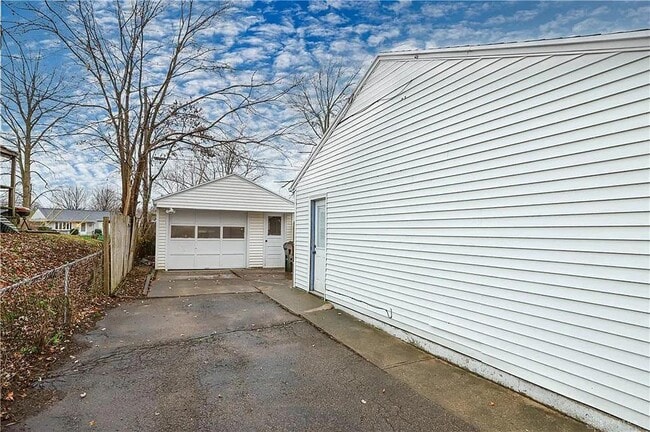 Building Photo - 1227 Date St