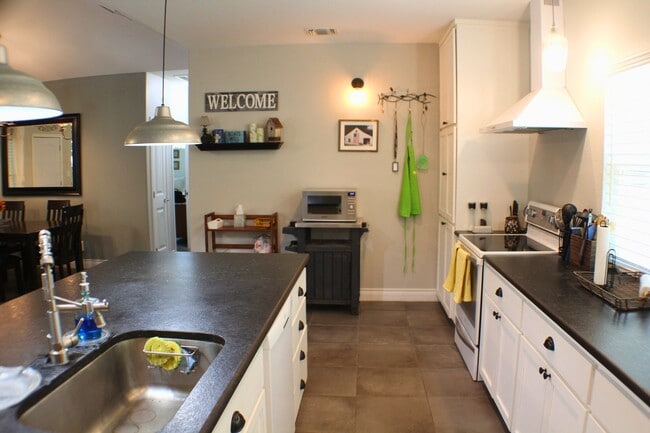 Building Photo - CANYON LAKE HILLS