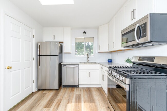 Building Photo - 346 Carpenter Dr NE