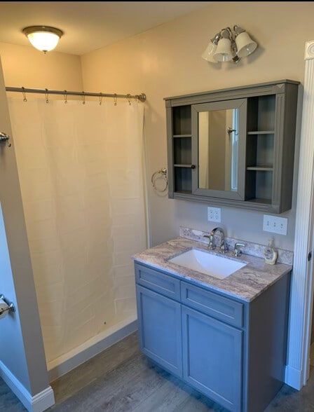 First floor full bath with shower. - 1744 Farmington Ave