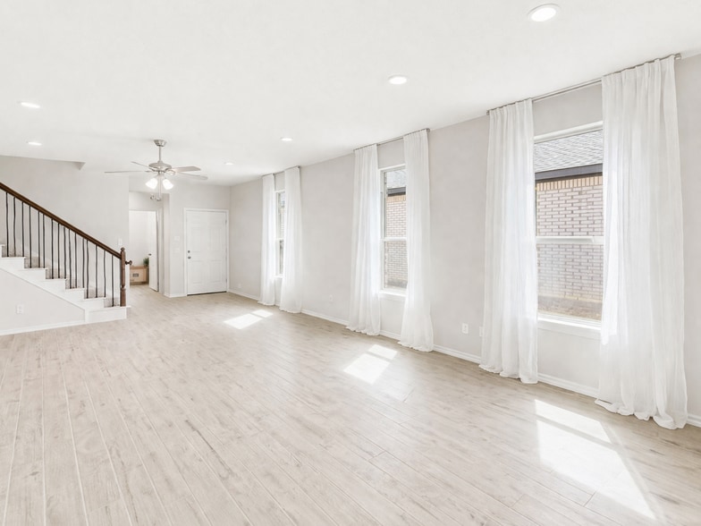 Building Photo - 1902 Iris Rd