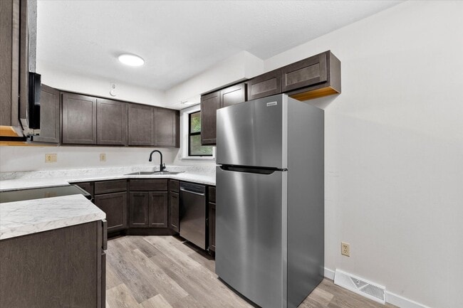 Building Photo - 1102 Apache Dr