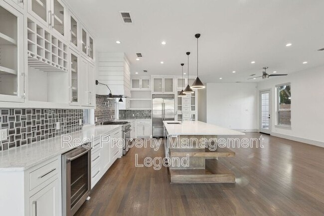 Building Photo - 1018 S Waverly Dr