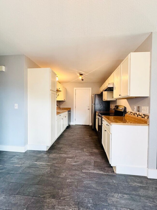 Building Photo - Cute 3 bedroom/ 1.5 bath Ranch Style House with 2 car attached garage in Windsor, CO