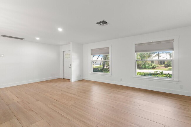 Building Photo - 10 SE Splitrail Cir