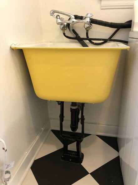 Building Photo - 647 Brooks Ave