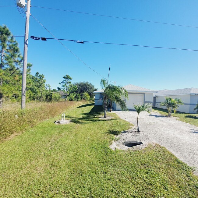 Building Photo - 777/779 Bedford Drive