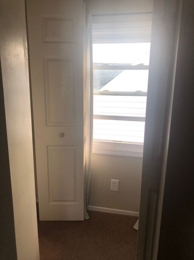 Building Photo - 2 Bedroom with Bonus Room in Basement