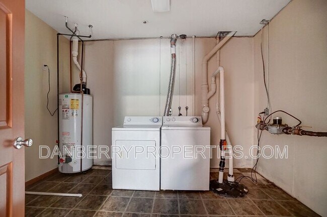 Building Photo - 1127 N Byrne Rd