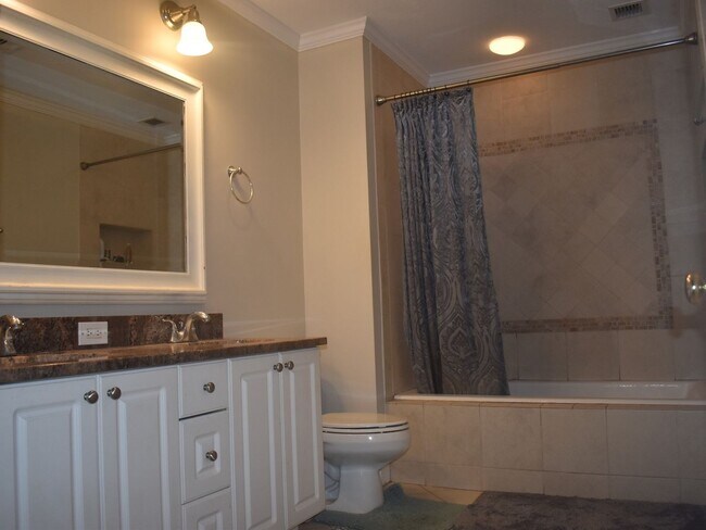 Building Photo - Townhome in Hingham