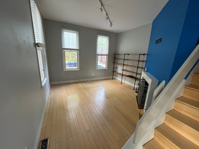 Livingroom unfurnished, track lighting in the ceiling - 1626 Carroll St