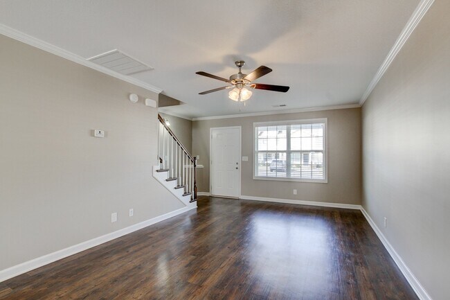 Building Photo - Charming Townhome Close to the Interstate !
