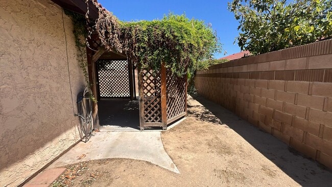 Building Photo - (APPLICATION PENDING) Beautiful East Lanca...