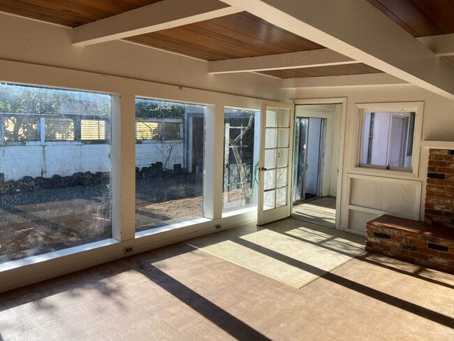 Building Photo - House with Charm, 2/1 with large garage and bonus room & bathroom