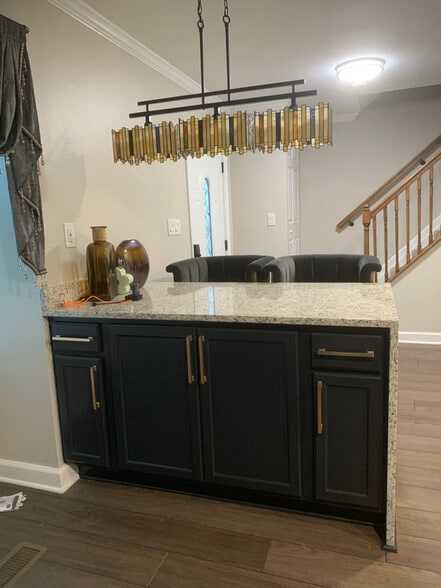 Building Photo - 81-06 Westbourne Pl