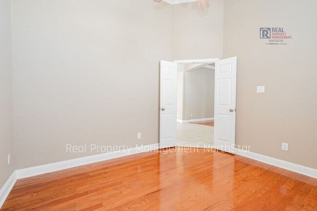 Building Photo - Lake Views, Space & Lifestyle – Ask about our move in specials!