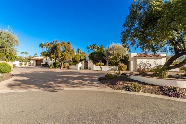 Building Photo - MUST SEE!!! FULLY-FURNISHED LUXURIOUS 6 Be...