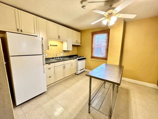 Building Photo - 424/424A, 424B W. Washington Street