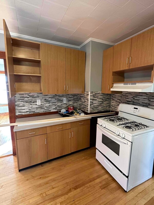 Building Photo - 348 Rollstone St