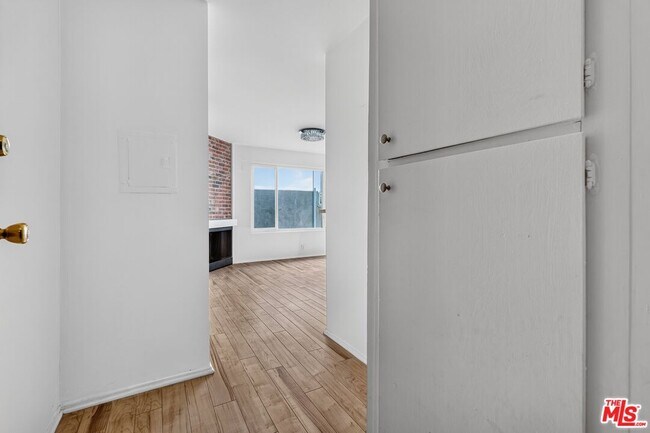 Building Photo - 10 19th Ave