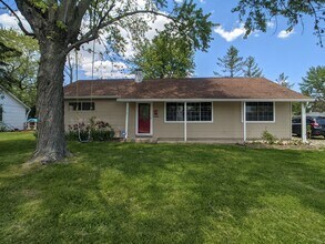 Building Photo - Spacious 3 bed 2 bath in Greenwood!