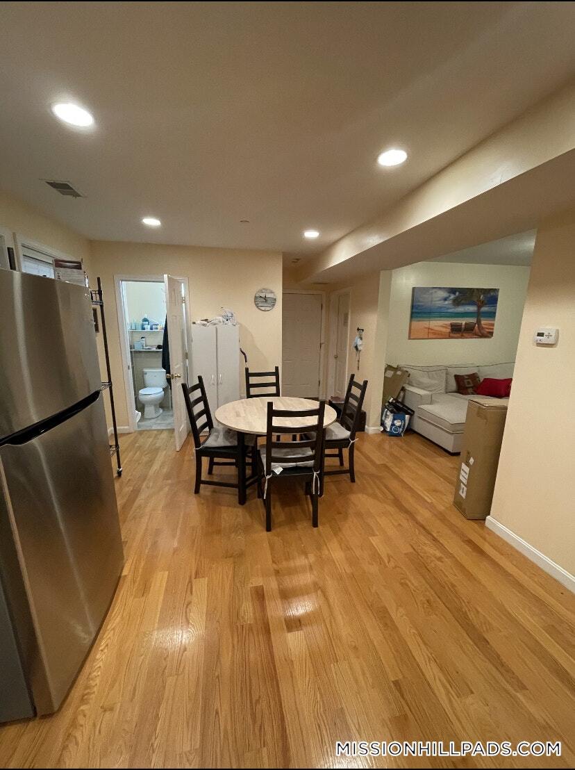 Building Photo - 207 Hillside St