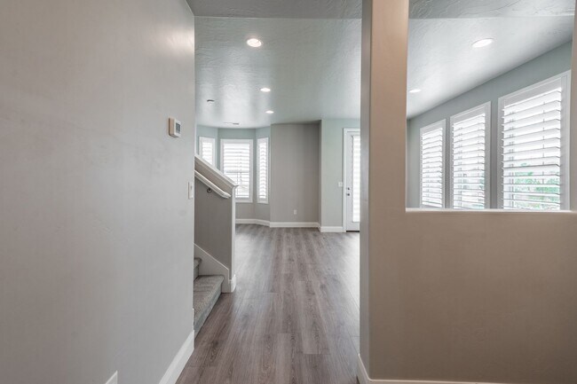 Building Photo - Newer Home in Prime Location with Spacious Layout & Two Living Areas